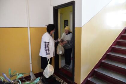 Așezământul parohial „Sf. Ierarh Ioan Gură de Aur“ din cadrul parohiei „Înălțarea Domnului“ din Galați oferă zilnic hrană pentru semeni aflați în nevoi – fotografia 23