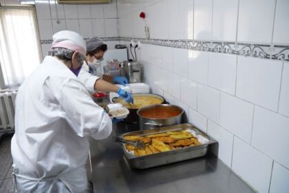 Centrul filantropic „Sfânta Cuvioasă Parascheva“ din Galați oferă hrană zilnic nevoiaşilor – fotografia 7