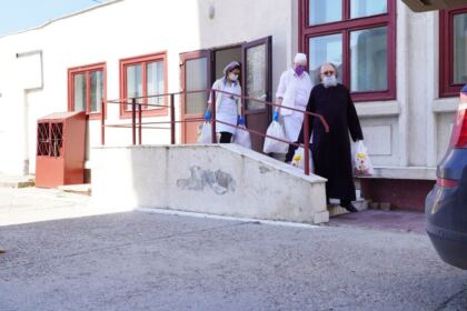 Centrul filantropic „Sfânta Cuvioasă Parascheva“ din Galați oferă hrană zilnic nevoiaşilor – fotografia 12