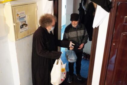 Centrul filantropic „Sfânta Cuvioasă Parascheva“ din Galați oferă hrană zilnic nevoiaşilor – fotografia 16