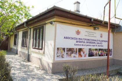 Zilnic în parohia „Sfântul Spiridon“ din Galaţi 70 de copii primesc sprijin – fotografia 3
