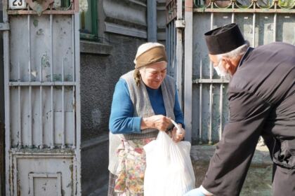 Zilnic în parohia „Sfântul Spiridon“ din Galaţi 70 de copii primesc sprijin – fotografia 17