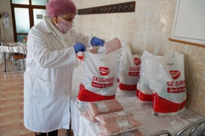 Activități social-filantopice la Centrul multifuncțional de servicii sociale „Speranțe pentru vârsta a III-a“ al Parohiei „Pogorârea Sfântului Duh“ – Galați – fotografia 7
