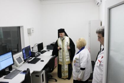 Ierarhul şi preoţii din Arhiepiscopia Dunării de Jos solidari cu medicii şi pacienţii Spitalului de Copii „Sf. Ioan“ din Galaţi – fotografia 2