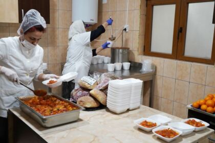 Cantina socială „Sfântul Vasile cel Mare“ din Brăila oferă hrană zilnic nevoiaşilor – fotografia 10