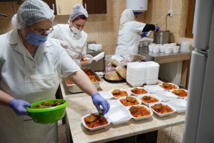Cantina socială „Sfântul Vasile cel Mare“ din Brăila oferă hrană zilnic nevoiaşilor – fotografia 11