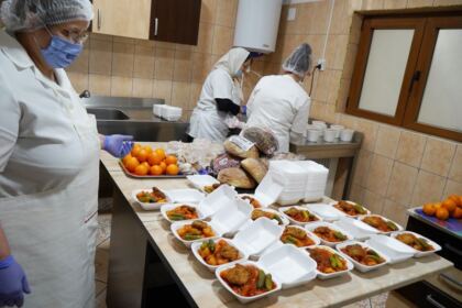 Cantina socială „Sfântul Vasile cel Mare“ din Brăila oferă hrană zilnic nevoiaşilor – fotografia 12