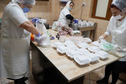 Cantina socială „Sfântul Vasile cel Mare“ din Brăila oferă hrană zilnic nevoiaşilor – fotografia 13