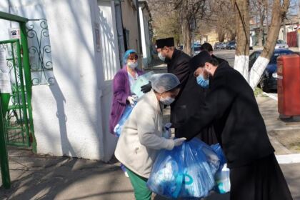 Ajutoarele oferite de Arhiepiscopia Dunării de Jos, în vreme de pandemie, până la data de 9 aprilie, însumează  937.673 lei – fotografia 5