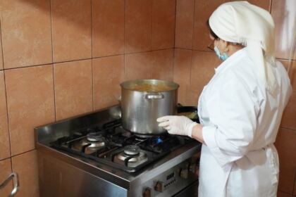 Centrul social „Sfânta Filofteia“ din Brăila oferă zilnic ajutoare nevoiaşilor – fotografia 6