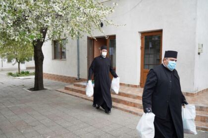 Centrul social „Sfânta Filofteia“ din Brăila oferă zilnic ajutoare nevoiaşilor – fotografia 12