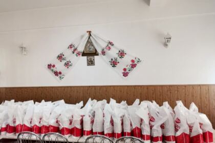 Parohia „Sfântul Antonie cel Mare“ din Galaţi sprijină zilnic 50 de copii nevoiaşi din Galaţi – fotografia 2