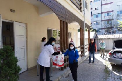 Parohia „Sfântul Antonie cel Mare“ din Galaţi sprijină zilnic 50 de copii nevoiaşi din Galaţi – fotografia 5