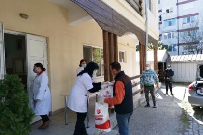 Parohia „Sfântul Antonie cel Mare“ din Galaţi sprijină zilnic 50 de copii nevoiaşi din Galaţi – fotografia 6