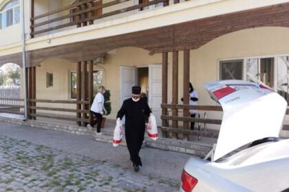 Parohia „Sfântul Antonie cel Mare“ din Galaţi sprijină zilnic 50 de copii nevoiaşi din Galaţi – fotografia 8
