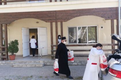 Parohia „Sfântul Antonie cel Mare“ din Galaţi sprijină zilnic 50 de copii nevoiaşi din Galaţi – fotografia 9