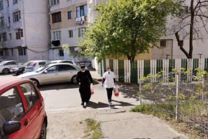 Parohia „Sfântul Antonie cel Mare“ din Galaţi sprijină zilnic 50 de copii nevoiaşi din Galaţi – fotografia 11