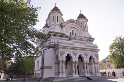 În Arhiepiscopia Dunării de Jos a fost sfinţită pasca pentru a fi dăruită credincioşilor – fotografia 1