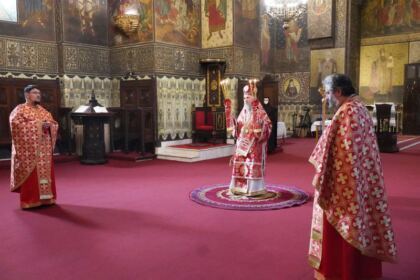 În Arhiepiscopia Dunării de Jos a fost sfinţită pasca pentru a fi dăruită credincioşilor – fotografia 5