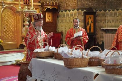 În Arhiepiscopia Dunării de Jos a fost sfinţită pasca pentru a fi dăruită credincioşilor – fotografia 19
