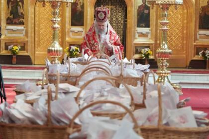 În Arhiepiscopia Dunării de Jos a fost sfinţită pasca pentru a fi dăruită credincioşilor – fotografia 21