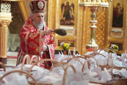 În Arhiepiscopia Dunării de Jos a fost sfinţită pasca pentru a fi dăruită credincioşilor – fotografia 22