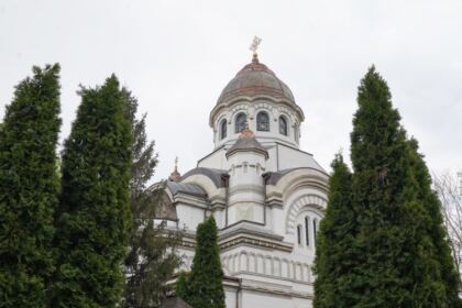 Arhiepiscopia Dunării de Jos a oferit coşuri cu produse tradiţionale de Paști cadrelor medicale, persoanelor din carantină și forțelor de ordine aflate la datorie în noaptea de Înviere – fotografia 1