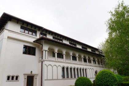 Arhiepiscopia Dunării de Jos a oferit coşuri cu produse tradiţionale de Paști cadrelor medicale, persoanelor din carantină și forțelor de ordine aflate la datorie în noaptea de Înviere – fotografia 2