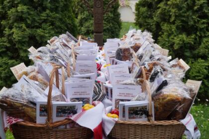 Arhiepiscopia Dunării de Jos a oferit coşuri cu produse tradiţionale de Paști cadrelor medicale, persoanelor din carantină și forțelor de ordine aflate la datorie în noaptea de Înviere – fotografia 10