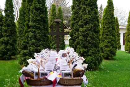 Arhiepiscopia Dunării de Jos a oferit coşuri cu produse tradiţionale de Paști cadrelor medicale, persoanelor din carantină și forțelor de ordine aflate la datorie în noaptea de Înviere – fotografia 11