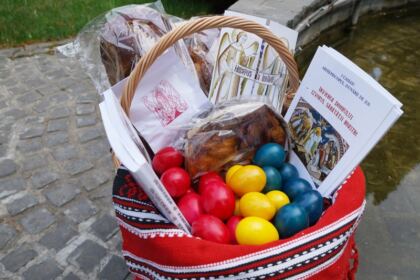 Arhiepiscopia Dunării de Jos a oferit coşuri cu produse tradiţionale de Paști cadrelor medicale, persoanelor din carantină și forțelor de ordine aflate la datorie în noaptea de Înviere – fotografia 13