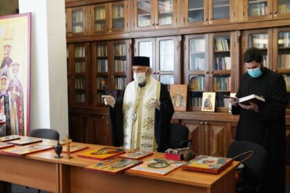 Arhiepiscopia Dunării de Jos a oferit coşuri cu produse tradiţionale de Paști cadrelor medicale, persoanelor din carantină și forțelor de ordine aflate la datorie în noaptea de Înviere – fotografia 14