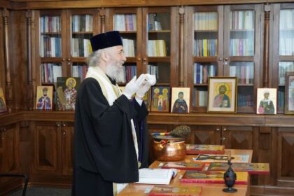 Arhiepiscopia Dunării de Jos a oferit coşuri cu produse tradiţionale de Paști cadrelor medicale, persoanelor din carantină și forțelor de ordine aflate la datorie în noaptea de Înviere – fotografia 15