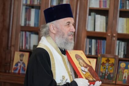 Arhiepiscopia Dunării de Jos a oferit coşuri cu produse tradiţionale de Paști cadrelor medicale, persoanelor din carantină și forțelor de ordine aflate la datorie în noaptea de Înviere – fotografia 16