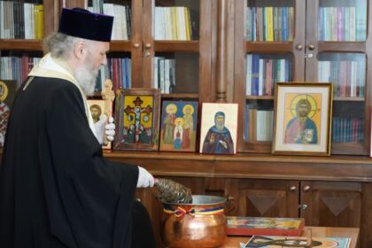Arhiepiscopia Dunării de Jos a oferit coşuri cu produse tradiţionale de Paști cadrelor medicale, persoanelor din carantină și forțelor de ordine aflate la datorie în noaptea de Înviere – fotografia 18
