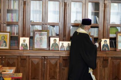 Arhiepiscopia Dunării de Jos a oferit coşuri cu produse tradiţionale de Paști cadrelor medicale, persoanelor din carantină și forțelor de ordine aflate la datorie în noaptea de Înviere – fotografia 19
