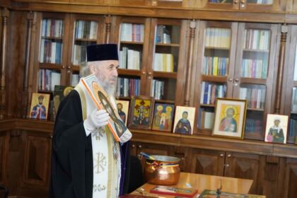 Arhiepiscopia Dunării de Jos a oferit coşuri cu produse tradiţionale de Paști cadrelor medicale, persoanelor din carantină și forțelor de ordine aflate la datorie în noaptea de Înviere – fotografia 20