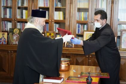 Arhiepiscopia Dunării de Jos a oferit coşuri cu produse tradiţionale de Paști cadrelor medicale, persoanelor din carantină și forțelor de ordine aflate la datorie în noaptea de Înviere – fotografia 21