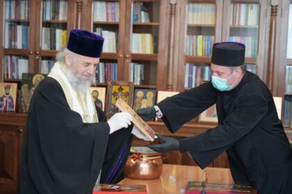 Arhiepiscopia Dunării de Jos a oferit coşuri cu produse tradiţionale de Paști cadrelor medicale, persoanelor din carantină și forțelor de ordine aflate la datorie în noaptea de Înviere – fotografia 22