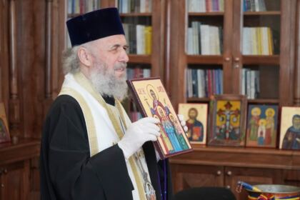 Arhiepiscopia Dunării de Jos a oferit coşuri cu produse tradiţionale de Paști cadrelor medicale, persoanelor din carantină și forțelor de ordine aflate la datorie în noaptea de Înviere – fotografia 23