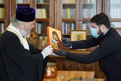Arhiepiscopia Dunării de Jos a oferit coşuri cu produse tradiţionale de Paști cadrelor medicale, persoanelor din carantină și forțelor de ordine aflate la datorie în noaptea de Înviere – fotografia 25