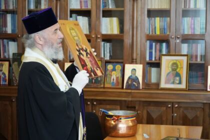 Arhiepiscopia Dunării de Jos a oferit coşuri cu produse tradiţionale de Paști cadrelor medicale, persoanelor din carantină și forțelor de ordine aflate la datorie în noaptea de Înviere – fotografia 26