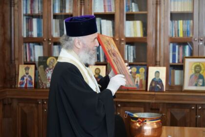 Arhiepiscopia Dunării de Jos a oferit coşuri cu produse tradiţionale de Paști cadrelor medicale, persoanelor din carantină și forțelor de ordine aflate la datorie în noaptea de Înviere – fotografia 27