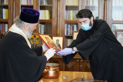 Arhiepiscopia Dunării de Jos a oferit coşuri cu produse tradiţionale de Paști cadrelor medicale, persoanelor din carantină și forțelor de ordine aflate la datorie în noaptea de Înviere – fotografia 28
