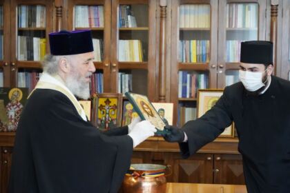 Arhiepiscopia Dunării de Jos a oferit coşuri cu produse tradiţionale de Paști cadrelor medicale, persoanelor din carantină și forțelor de ordine aflate la datorie în noaptea de Înviere – fotografia 29