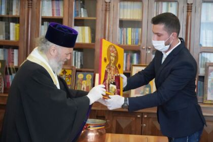 Arhiepiscopia Dunării de Jos a oferit coşuri cu produse tradiţionale de Paști cadrelor medicale, persoanelor din carantină și forțelor de ordine aflate la datorie în noaptea de Înviere – fotografia 30