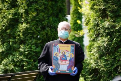 Arhiepiscopia Dunării de Jos a oferit coşuri cu produse tradiţionale de Paști cadrelor medicale, persoanelor din carantină și forțelor de ordine aflate la datorie în noaptea de Înviere – fotografia 31