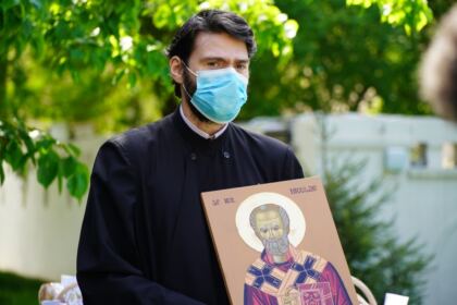 Arhiepiscopia Dunării de Jos a oferit coşuri cu produse tradiţionale de Paști cadrelor medicale, persoanelor din carantină și forțelor de ordine aflate la datorie în noaptea de Înviere – fotografia 32