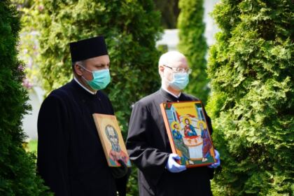 Arhiepiscopia Dunării de Jos a oferit coşuri cu produse tradiţionale de Paști cadrelor medicale, persoanelor din carantină și forțelor de ordine aflate la datorie în noaptea de Înviere – fotografia 33