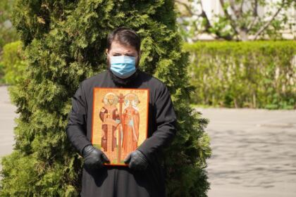 Arhiepiscopia Dunării de Jos a oferit coşuri cu produse tradiţionale de Paști cadrelor medicale, persoanelor din carantină și forțelor de ordine aflate la datorie în noaptea de Înviere – fotografia 34